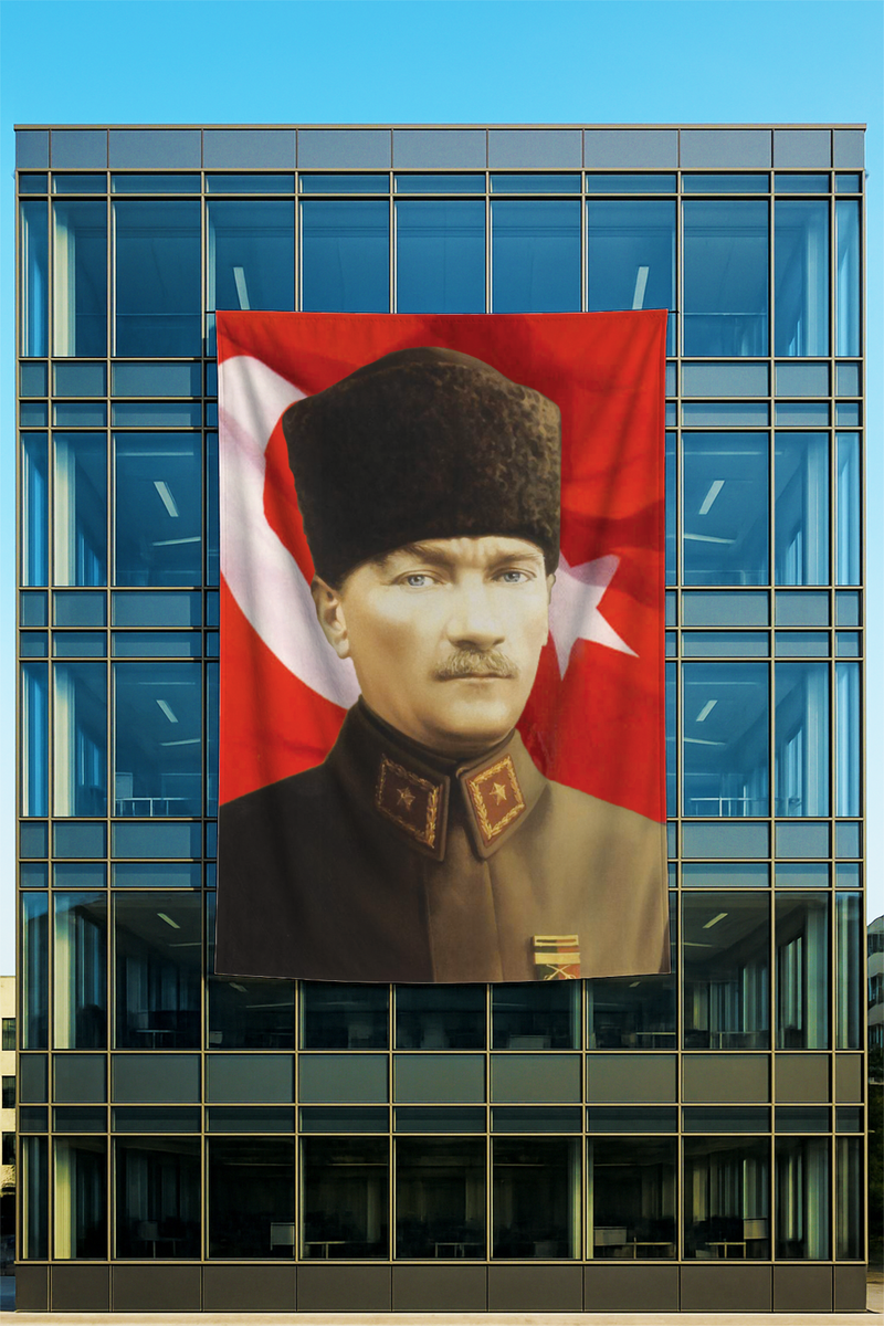 Raşel Kumaş Kalpaklı Atatürk Posteri Üniformalı Bayrak Fonlu