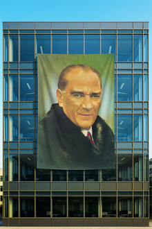 Raşel Kumaş Atatürk Portresi Posteri Kahve Tonlu Yağlı Boya