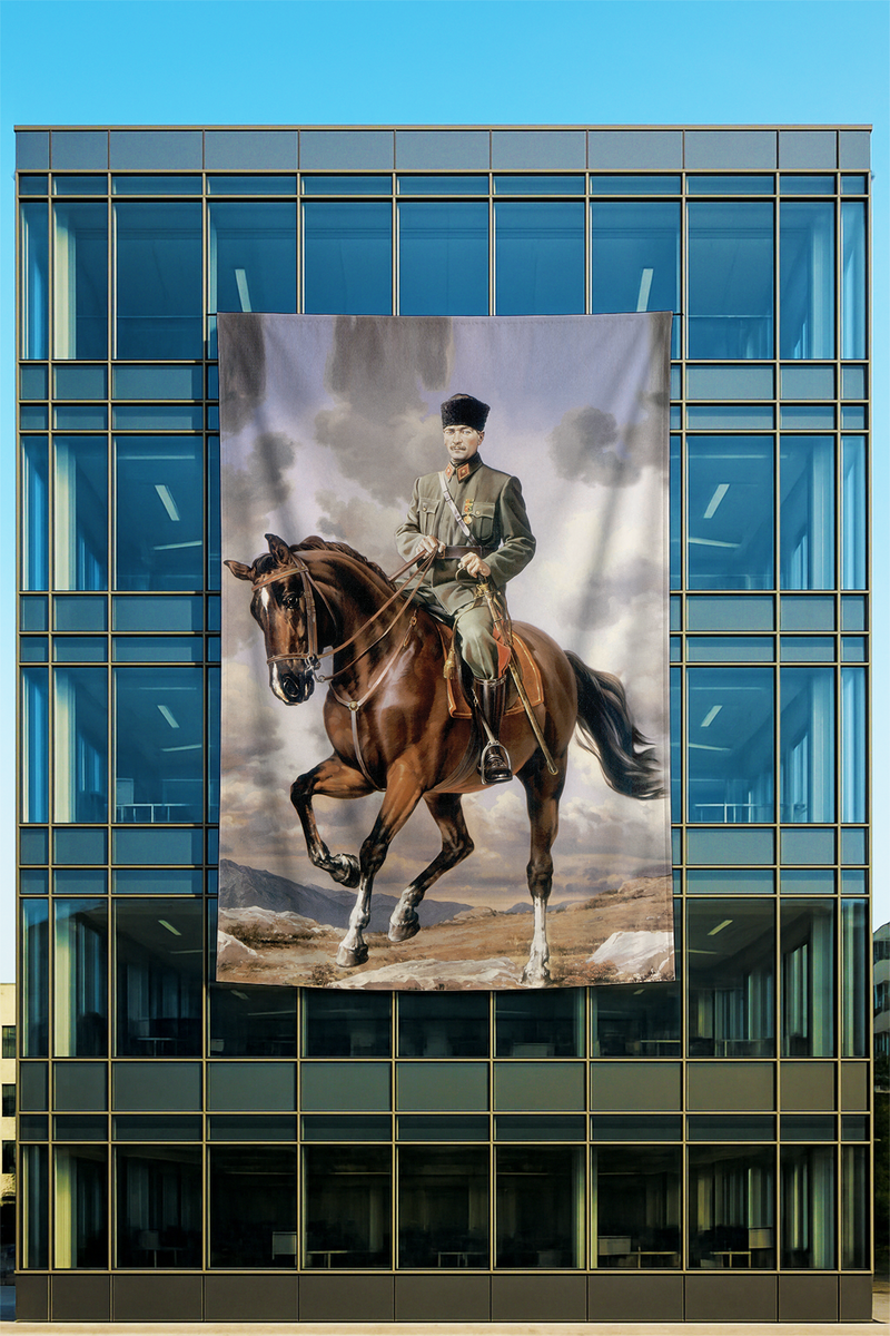 Raşel Kumaş At Üstünde Atatürk Posteri Kır Manzaralı