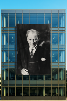 Raşel Kumaş Ayakta Atatürk Posteri Siyah Beyaz